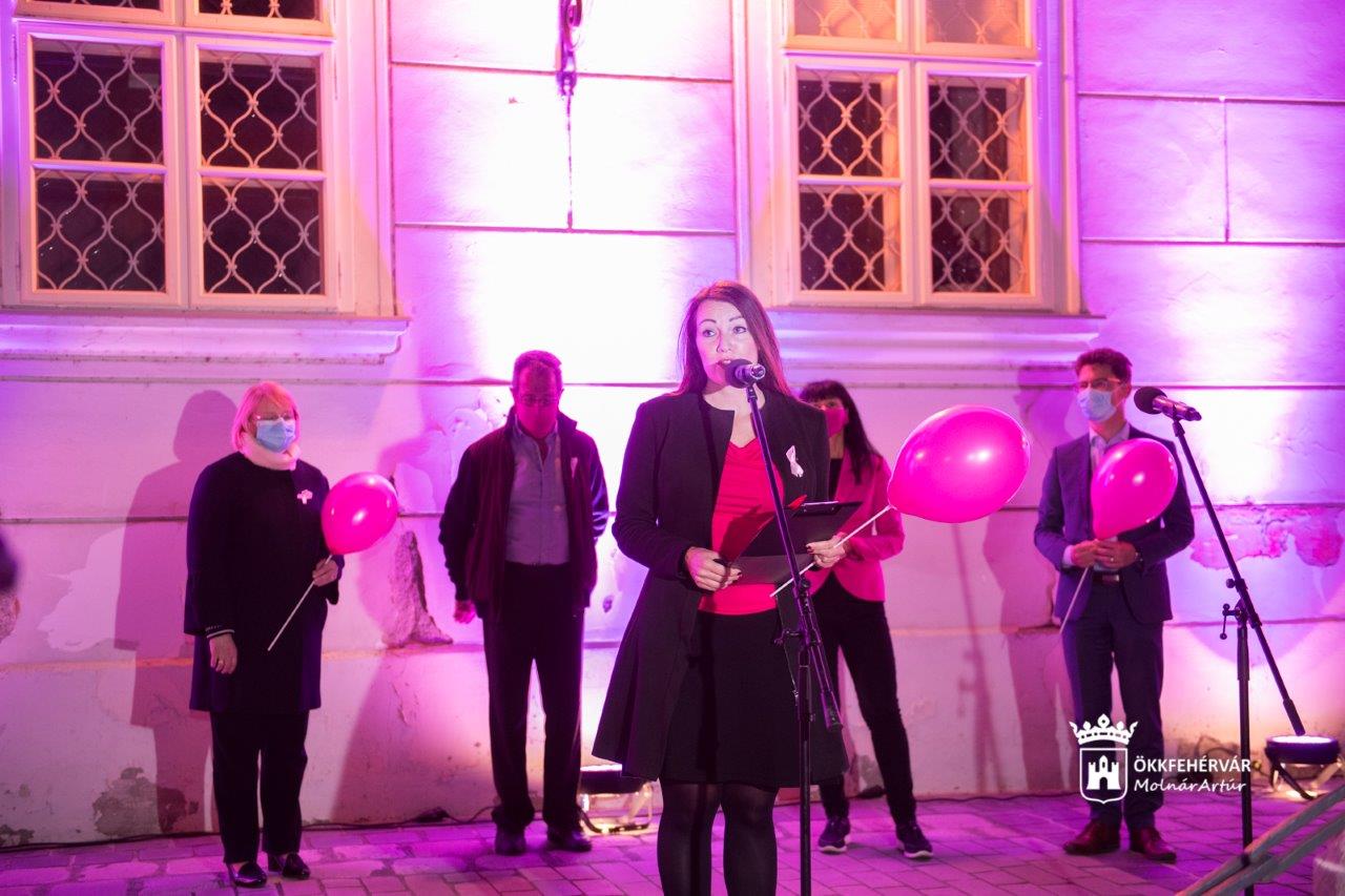 Együtt a mellrák ellen! - rózsaszín világítást kapott a Városháza